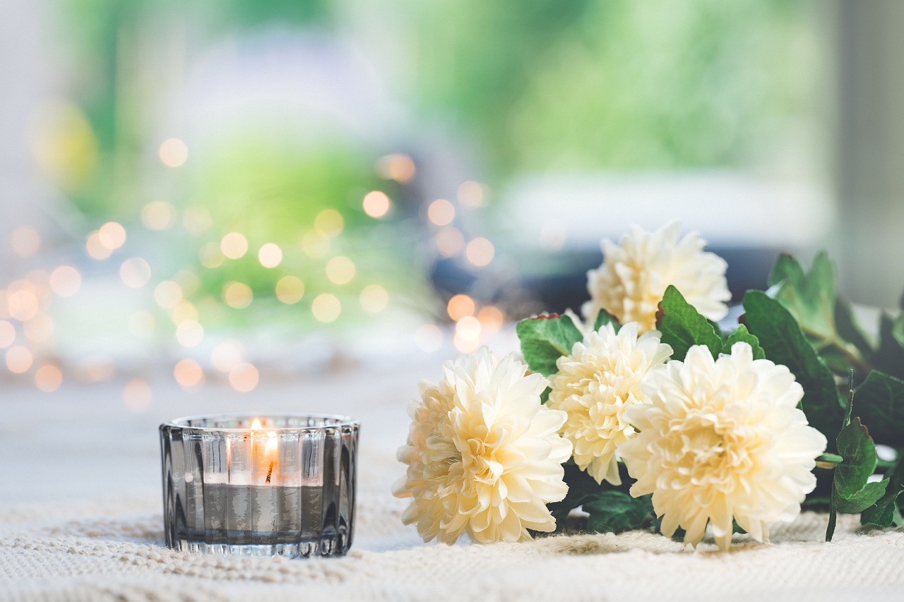Bougies, parfums d'ambiance et bijoux colorés